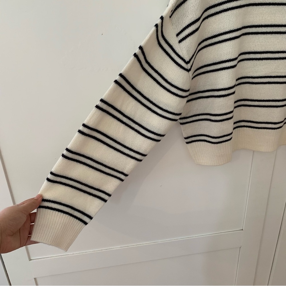 H&M Dividede Cream Black Stripe Turtle Neck Knit Long Sleeve Crop Top Size Small - Picture 4 of 7